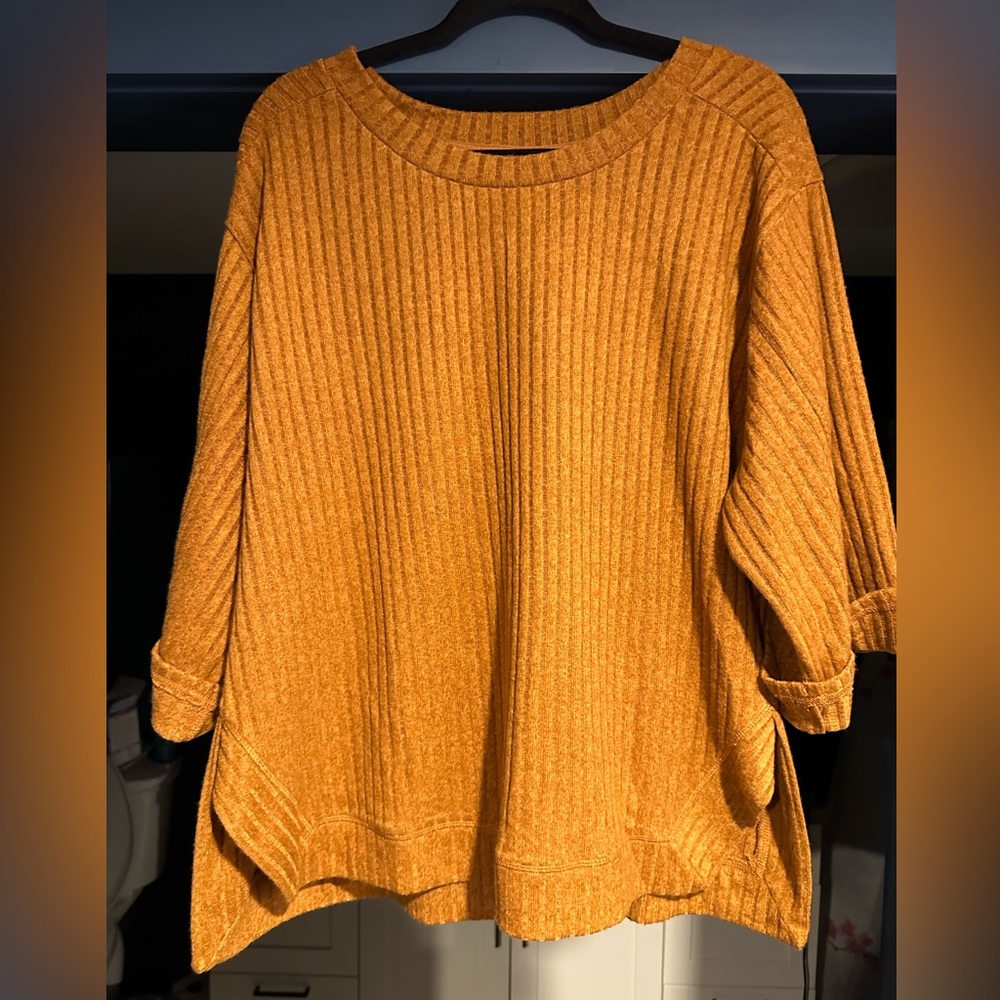 Lg Umgre soft mustard color, oversized shirt, slits in sides.